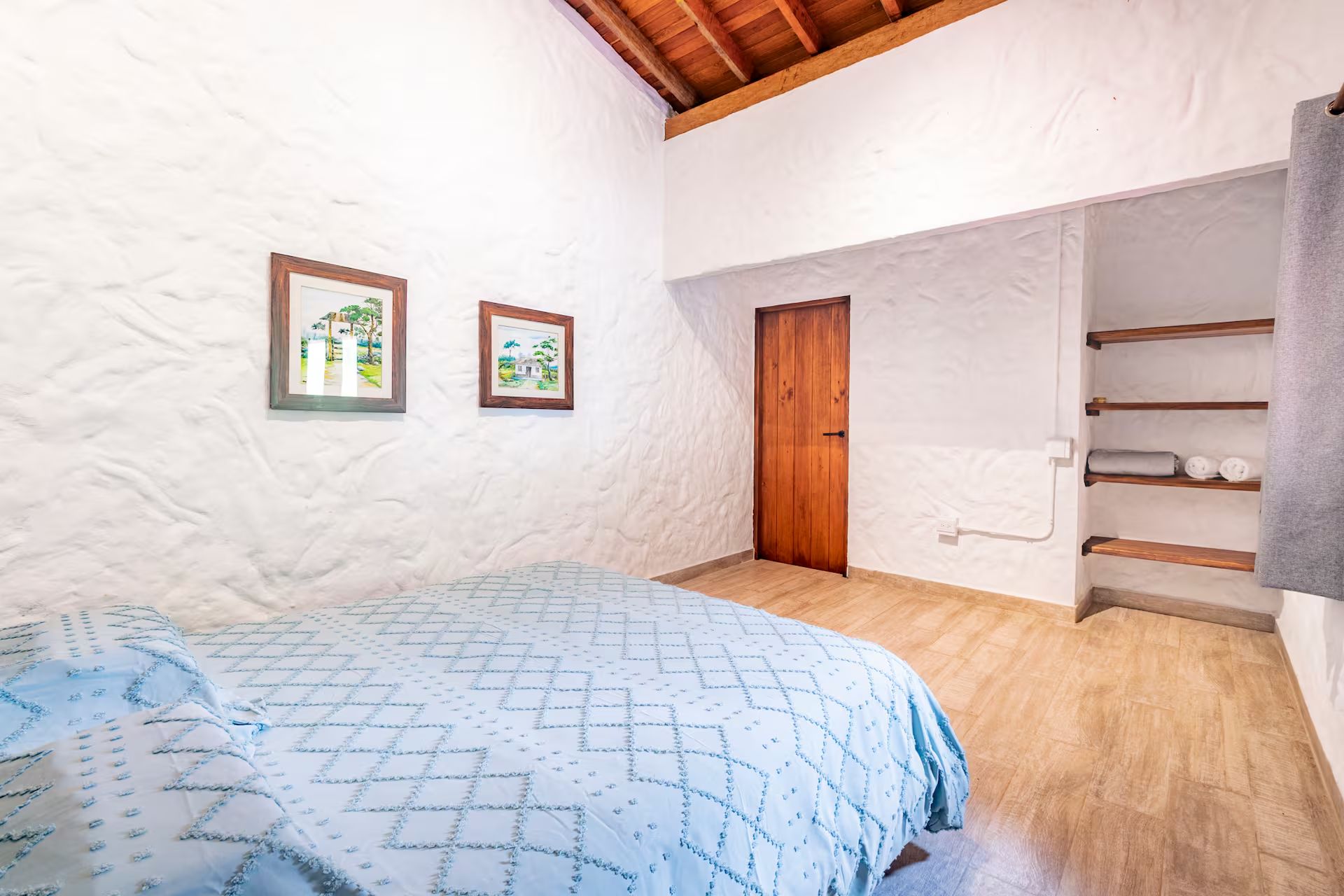 Una habitación lateral, muros blancos, acuarela del valle